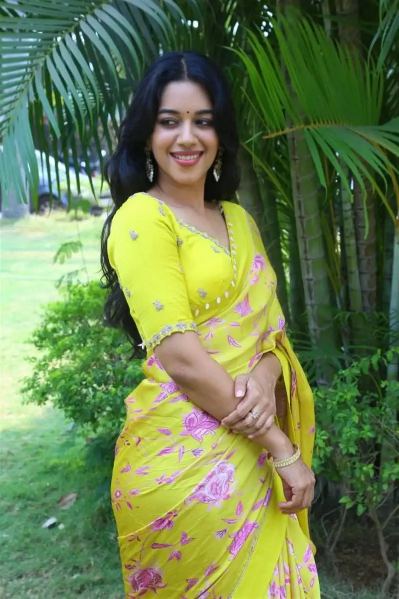 ACTRESS MIRNALINI RAVI IN YELLOW SAREE AT LOVE GURU MOVIE MEET 13